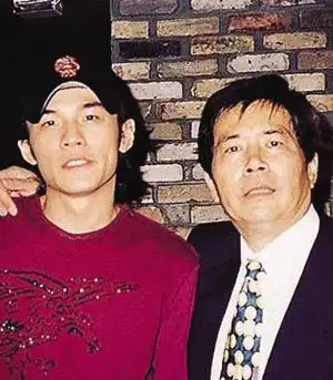 明星与父母合影曝光金城武与父亲长相一样图4