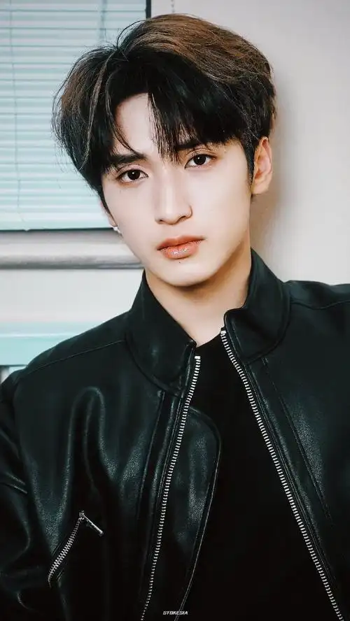 严浩翔夏天穿皮衣