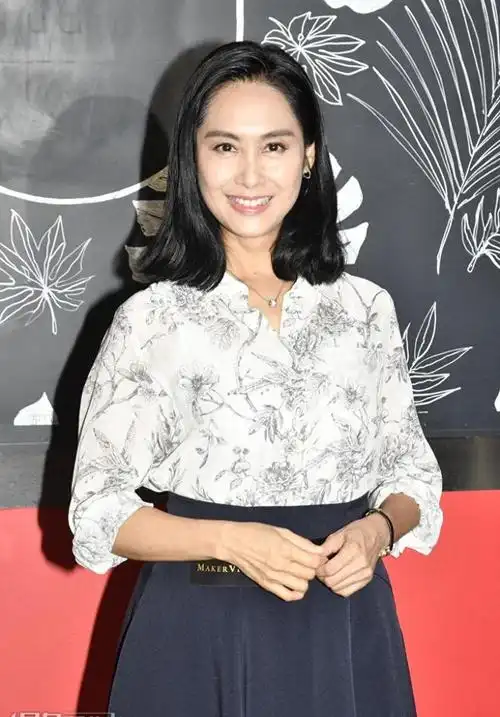 年过五旬的朱茵近照曝光,精神饱满|演员|露肩|黄贯中|女明星_网易订阅