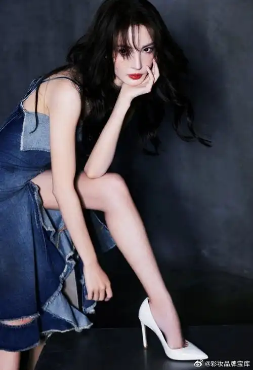 她穿着一双白色的高跟鞋,脚踝纤细,每一步都散发着迷人