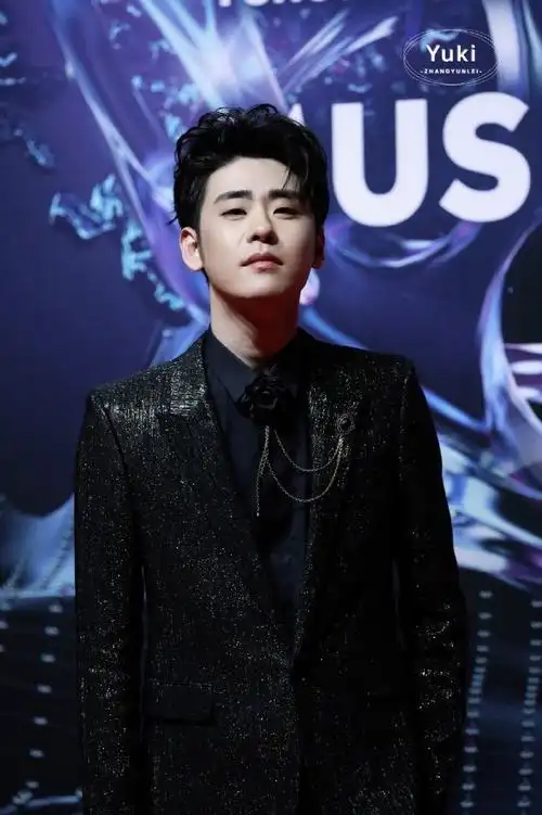 张云雷黑色玫瑰领结#张云雷一身西装搭配同色系的黑色玫瑰领结,酵晚