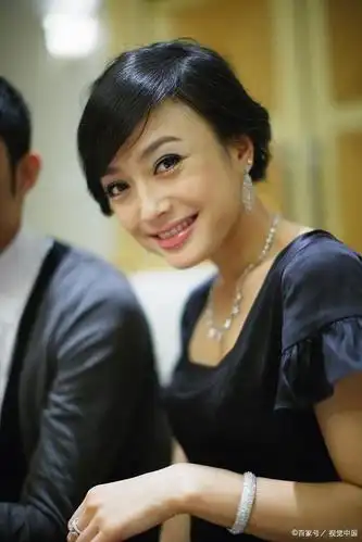 秦岚晒素颜眼袋遮不住,明星也会老!