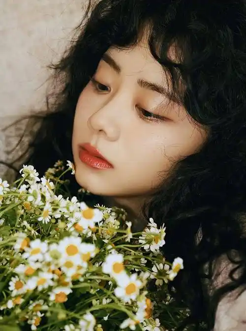 谭松韵:烫发后像极了洋娃娃,出道17年来首次尝试"羊毛卷"造型_照片