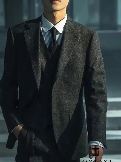 身着西装的他们,戾气中又带着特殊的绅士与浪漫,是真正的"西装暴徒".