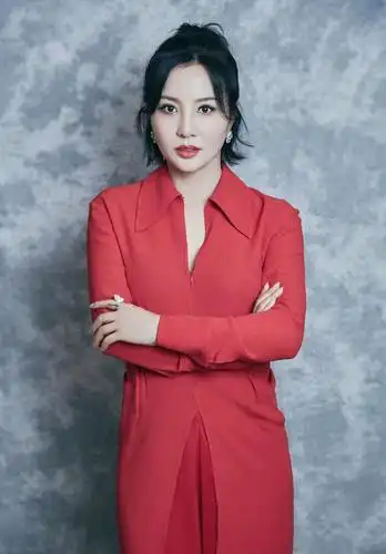 她50岁仍未婚状态不输许晴,穿红色礼服扎小辫,挡不住的少女感