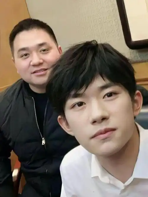 对于千玺来说,胖虎是最值得信任的后盾,而对于粉丝来说,胖虎的存在