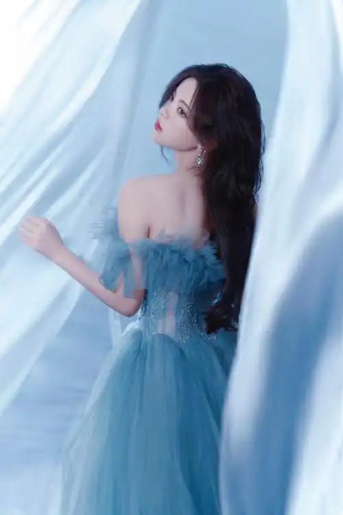 杨超越穿水蓝纱裙精致典雅秀发飘逸气质佳