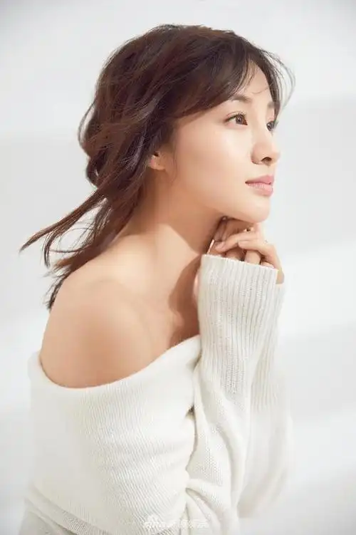 章龄之纯白写真曝光 温婉甜美锁骨迷人