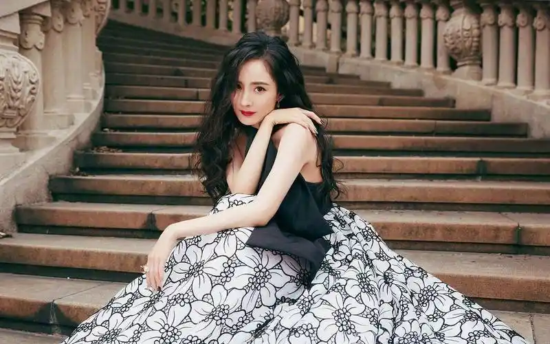 杨幂罕见谈爱女,小糯米成生日焦点,母爱满满展现温柔一面