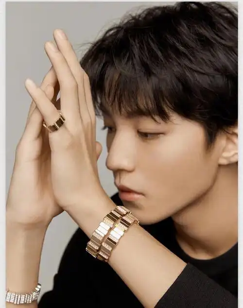 王俊凯扯衣领#王俊凯最新时尚大片曝光,眼神杀!锁骨杀!手腕杀!