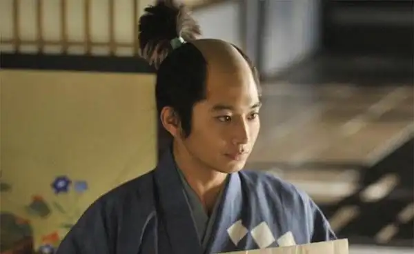 了解日本历史的人或者看过日本武士电影的都知道,日本武士的发型是