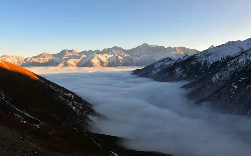 大山高耸入云气势磅礴大自然的神奇雄伟壮丽