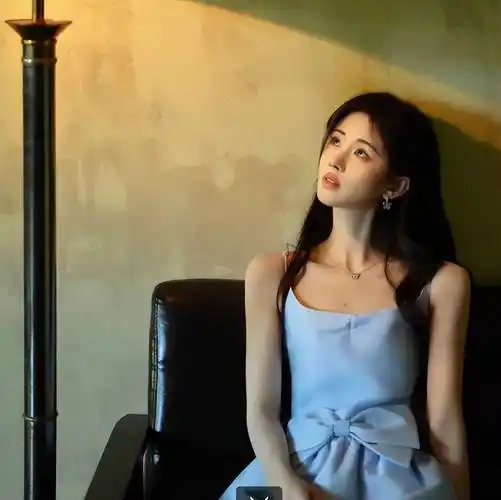 摇椅上肆意自在, 鞠婧祎蓝色短裙出镜,少女感十足!