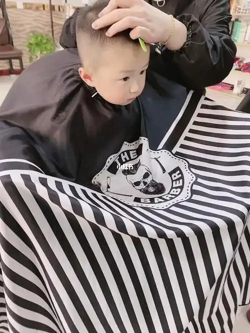 全程理发很淡定的2岁宝宝