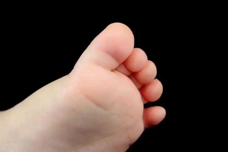 婴儿脚,黑色背景上