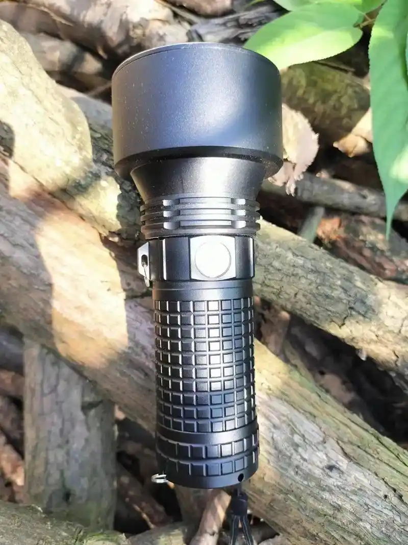 超亮超长续航爆款手电筒.由3节18650电池组驱动,容量达到 - 抖音