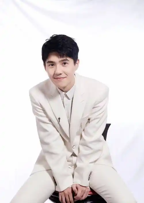 提到刘昊然,大家都觉得他满满的少年感,皮肤白白美美,黑色短发加上