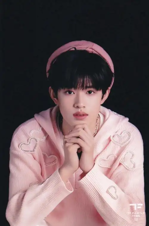 张极新年音乐会生写扫图~ 眼镜杀 侧颜杀 怼脸拍 满屏的大长腿