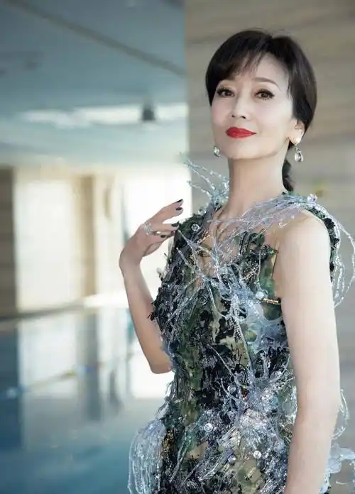 69岁赵雅芝真实面容曝光,生图眼尾皱纹炸花,模样苍老仍韵味十足_状态