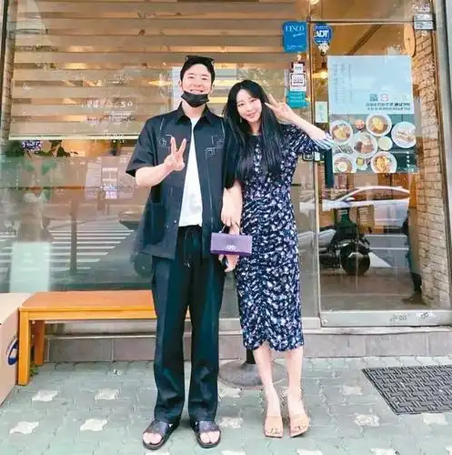 韩艺瑟(右)不时晒出与男友的合照.(取材自instagram)