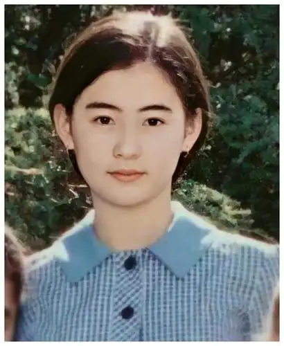 张柏芝"原装脸"又上热搜,晒出学生证件照,才懂啥叫从小美到大