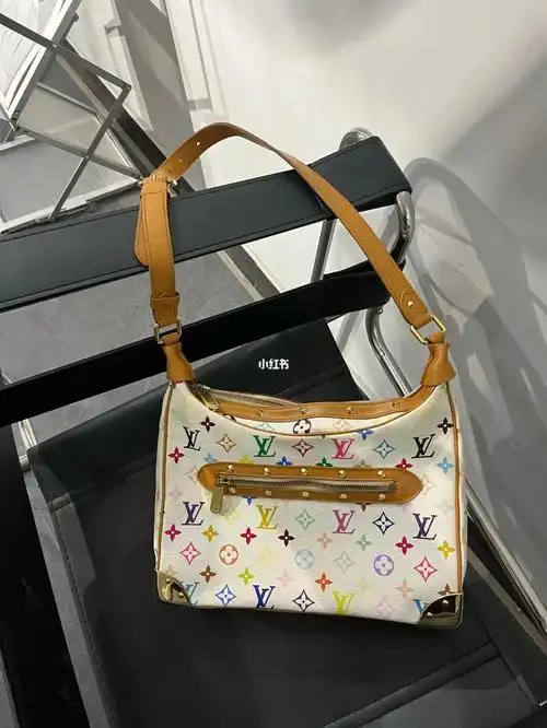 lv限量三彩牛角包04