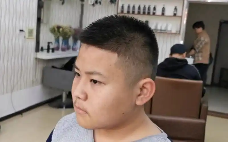 大圆脸男生发型就剪这款寸头修颜瘦脸显气质免打理不过时时尚有魅力