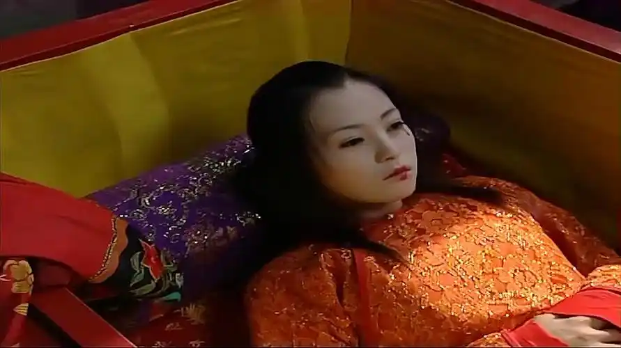 美女生活在地宫,到点就躺进棺材睡觉,完全就像个活死人
