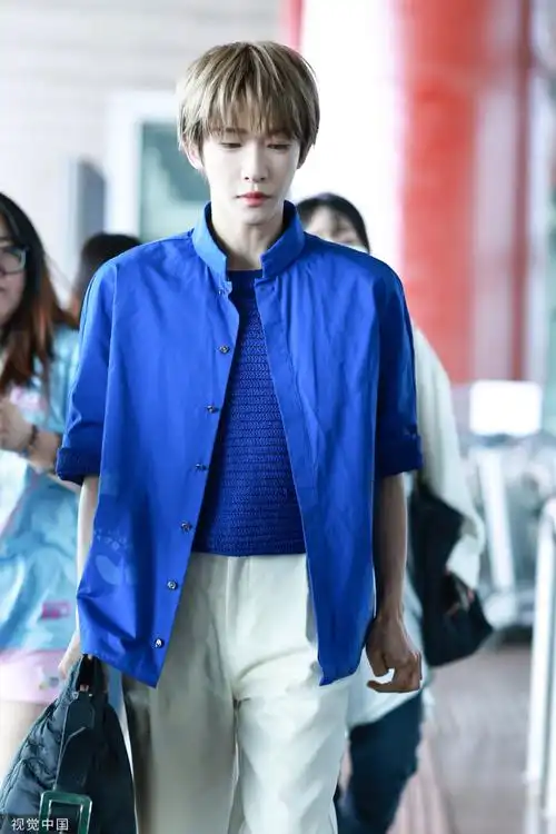 刘宇克莱因蓝衬衫##机场时尚秀