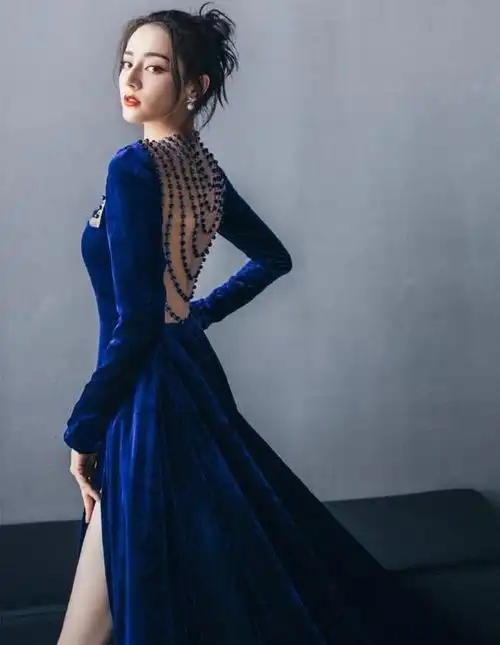 穿上蓝色高定礼服的迪丽热巴