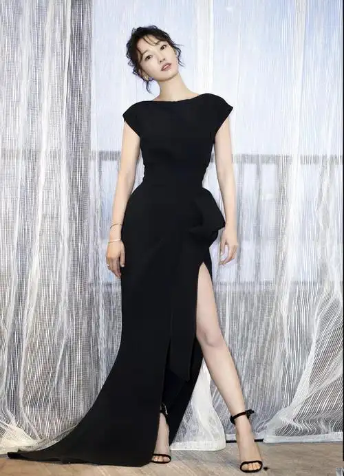 白百何身材丰满还会穿,低胸裙直接露性感酥胸,身材丰满真撩人|裙子|西