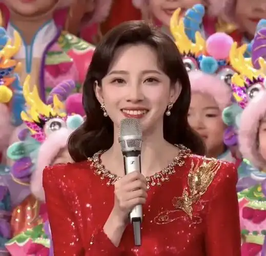 不得不说央视春晚的女主持人果真是长江后浪推前浪一代更比一代强每一