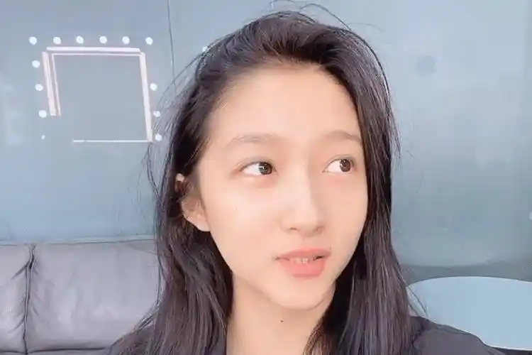 原创关晓彤素颜录视频,怼脸拍不小心暴露真实颜值,假发片更加抢眼!