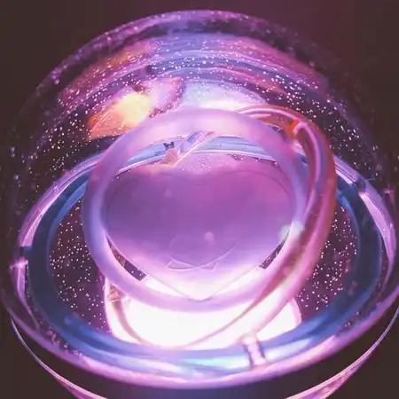 韩团宇宙少女手灯.(图/翻摄自韩网)