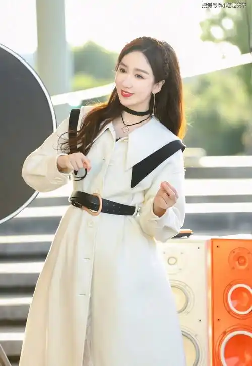 娄艺潇白色毛大衣活动照合集