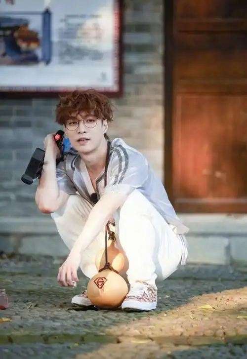 回归《极限挑战》张艺兴棕色卷发锅盖头搭配眼镜,全新造型太帅气