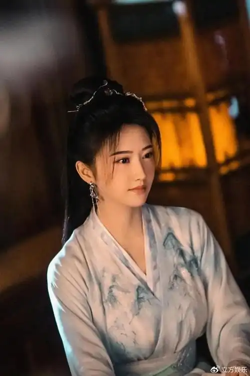 景甜古装新剧造型释出 穿白色纱裙古色生香