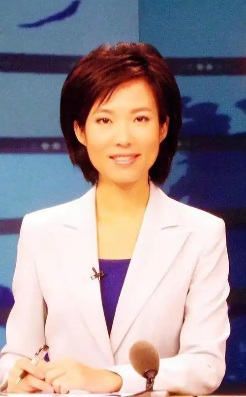 央视主持宝晓峰从内蒙古走出的美女主播44岁单身未婚