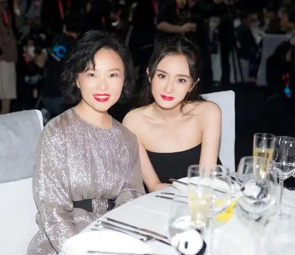 30多位明星大合影,杨幂马伊琍咖位高,细节能看出艺人交际能力