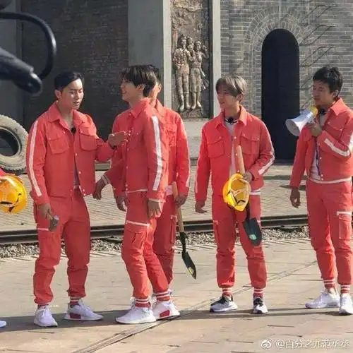 范丞丞李晨合照,感谢前辈的照顾,赢了撕名牌?身高成了第一位!