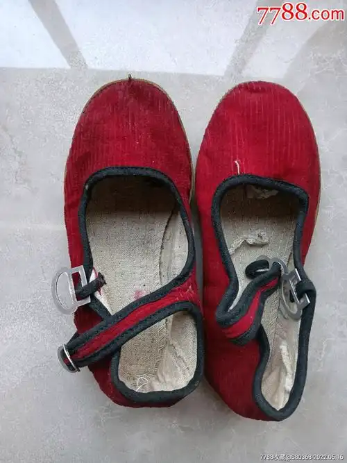 八十年代怀旧收藏品一一儿童灯芯绒布鞋