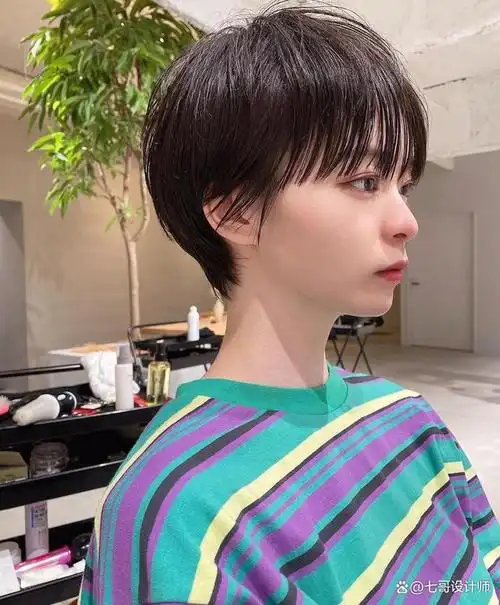 首先,日系短发通常会有一个比较明显的层次感,这个层次感是通过不同的