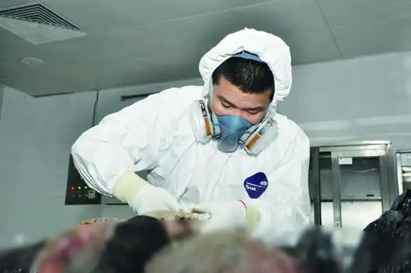 俞定羊在解剖尸体.