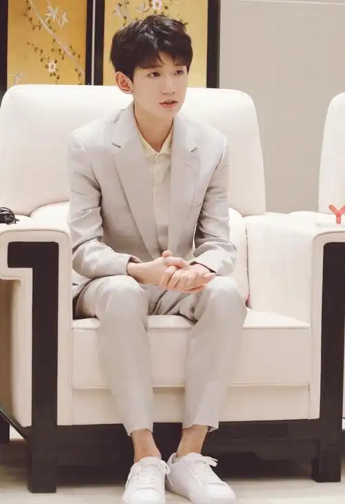 王源西装成熟风高清图片