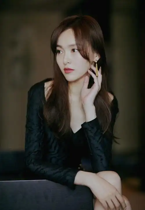 唐嫣,走比较高冷的路线也是很美!