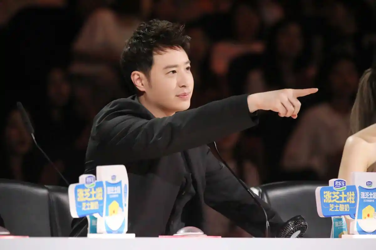 百达唱将潘玮柏传递正能量的追光人