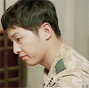 太阳的后裔宋仲基回头gif动图_动态图_表情包下载_soogif