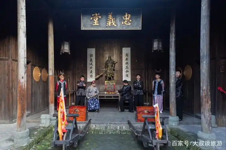 镖局里正在表演镖师们练功,商家上门委托押镖,镖队出发的场景.