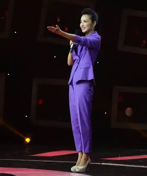 央视主持人管彤带儿子买菜坐三轮车很亲民素颜还是很自然美