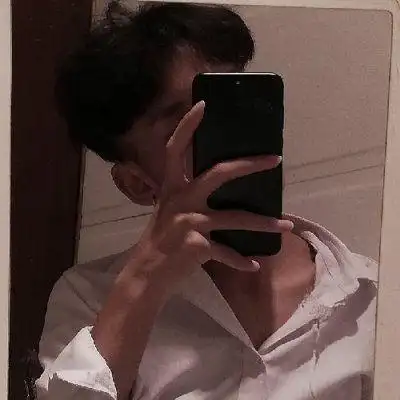 2022穿白衬衣用手机遮脸的男生头像